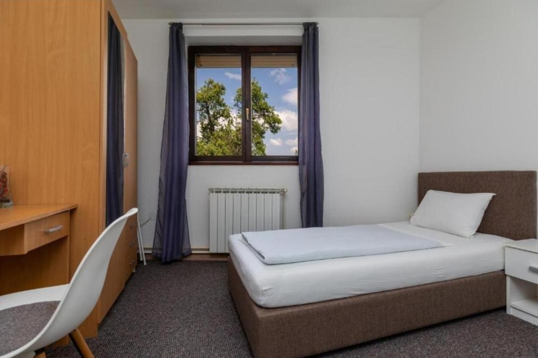 Apartment Карловаць Екстер'єр фото