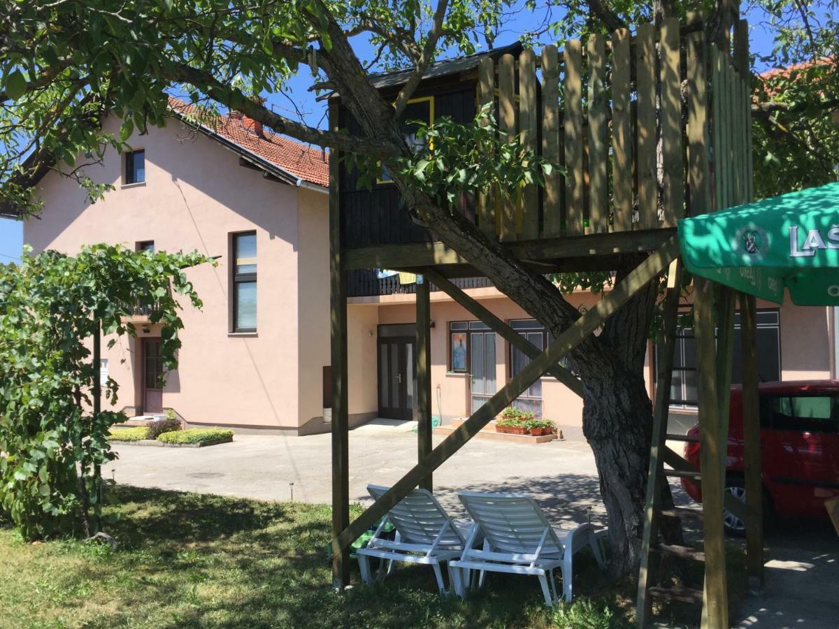Apartment Карловаць Екстер'єр фото